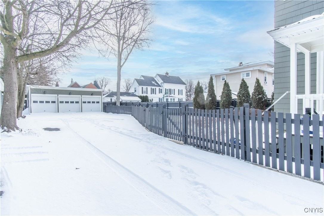 325 Holcomb St - Photo 3 of 21