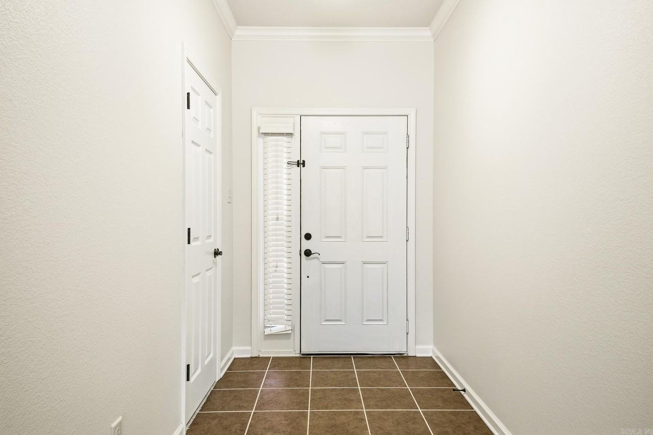 502 Rolling Creek Dr - Photo 4 of 38