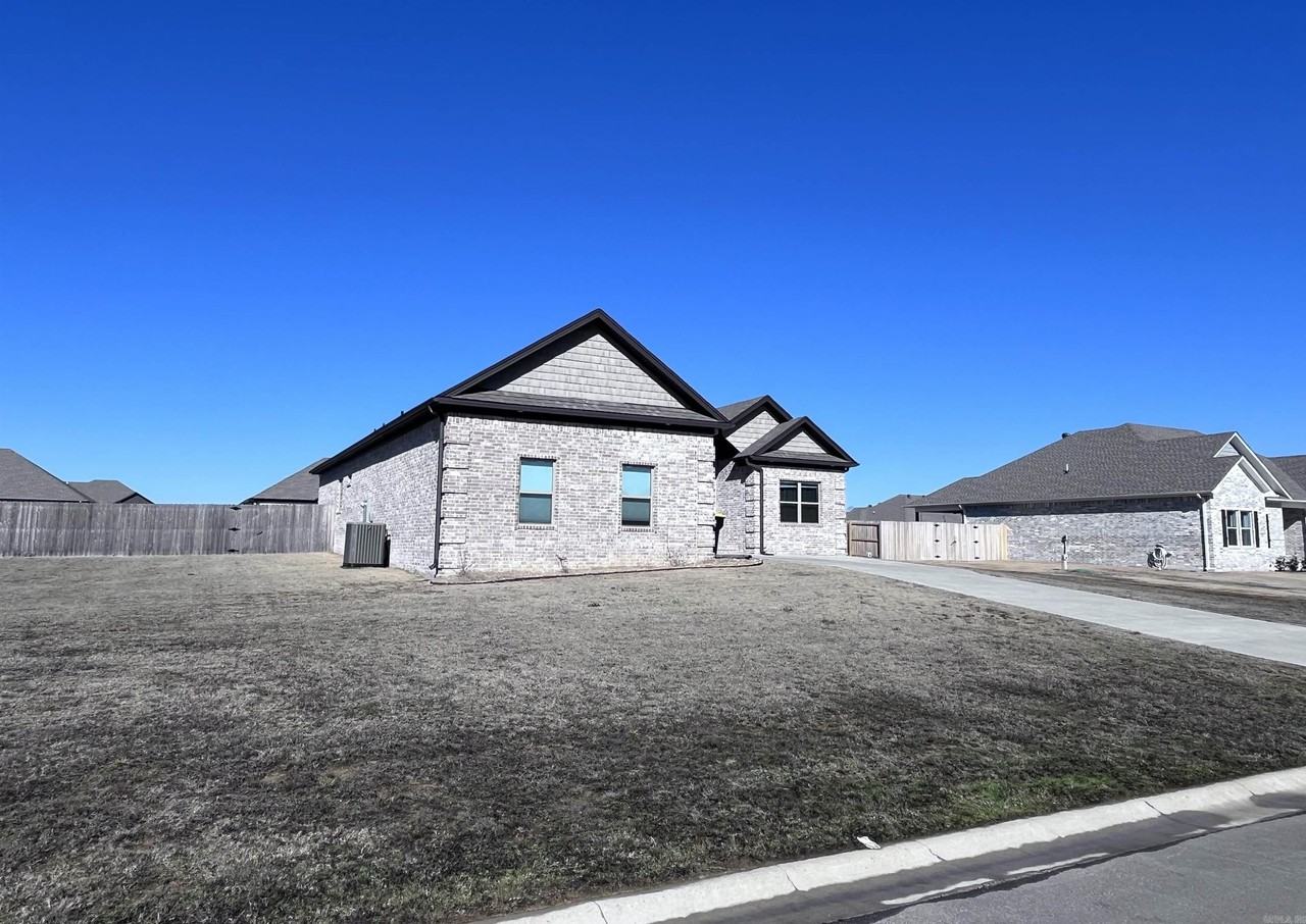 40 Darlin Dr - Photo 2 of 37