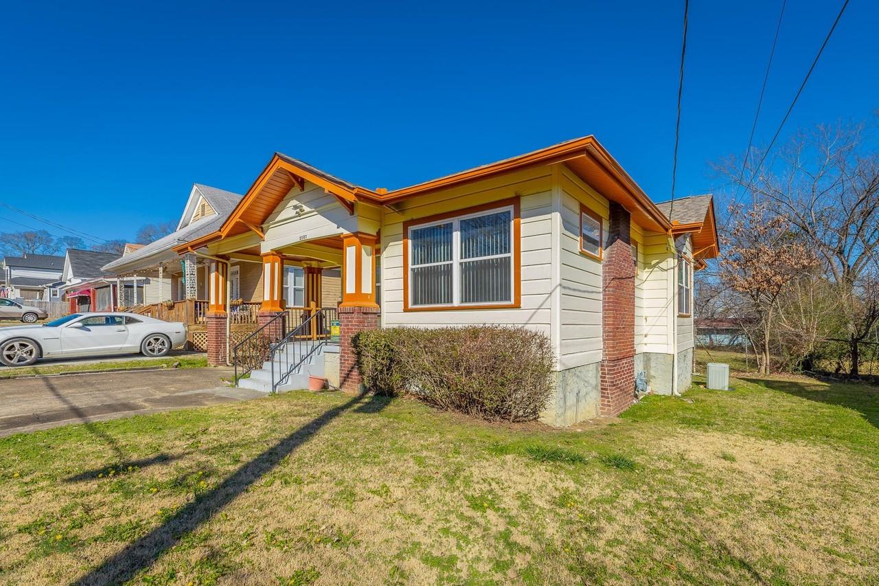 2107 Oak St - Photo 2 of 23