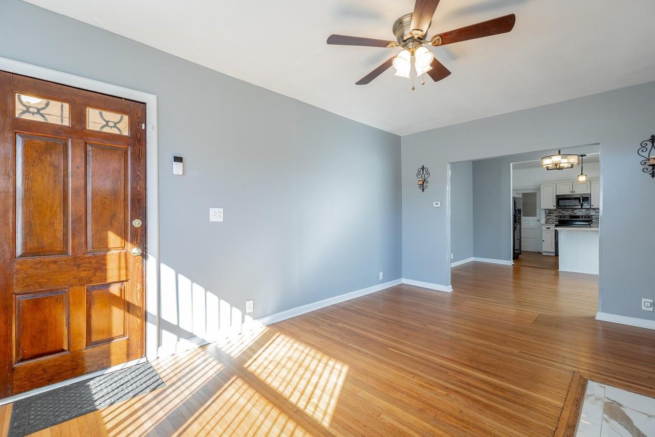 2107 Oak St - Photo 5 of 23