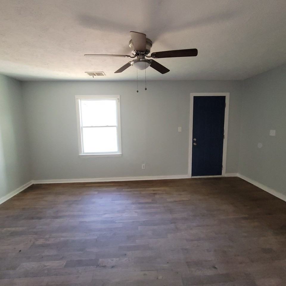 2719 Lee St - Photo 2 of 8