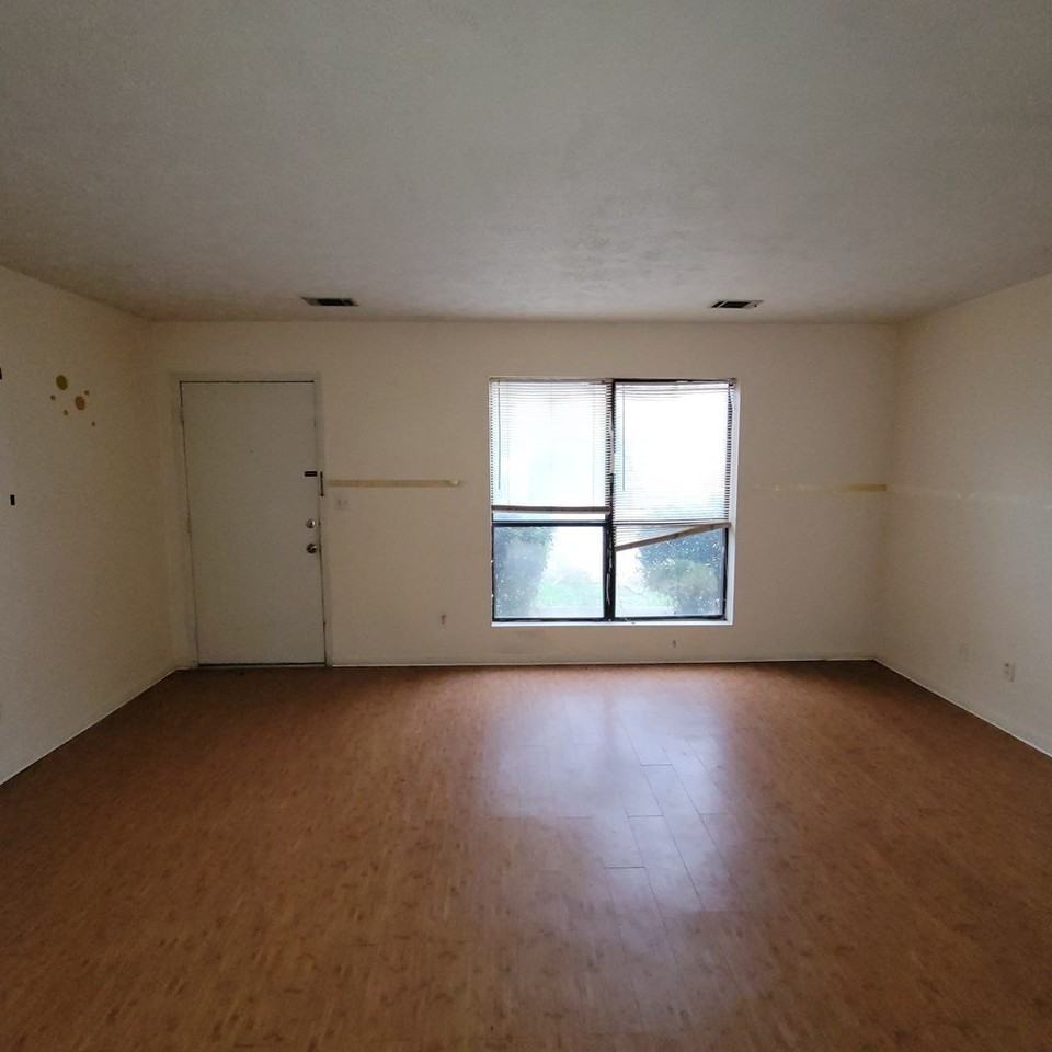 3219 University Ave - Photo 4 of 10