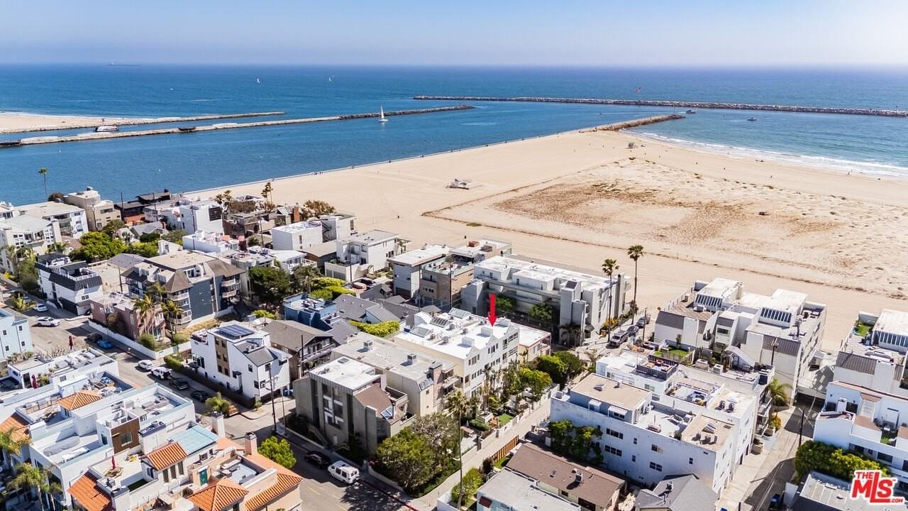 16 Voyage St - Photo 2 of 32