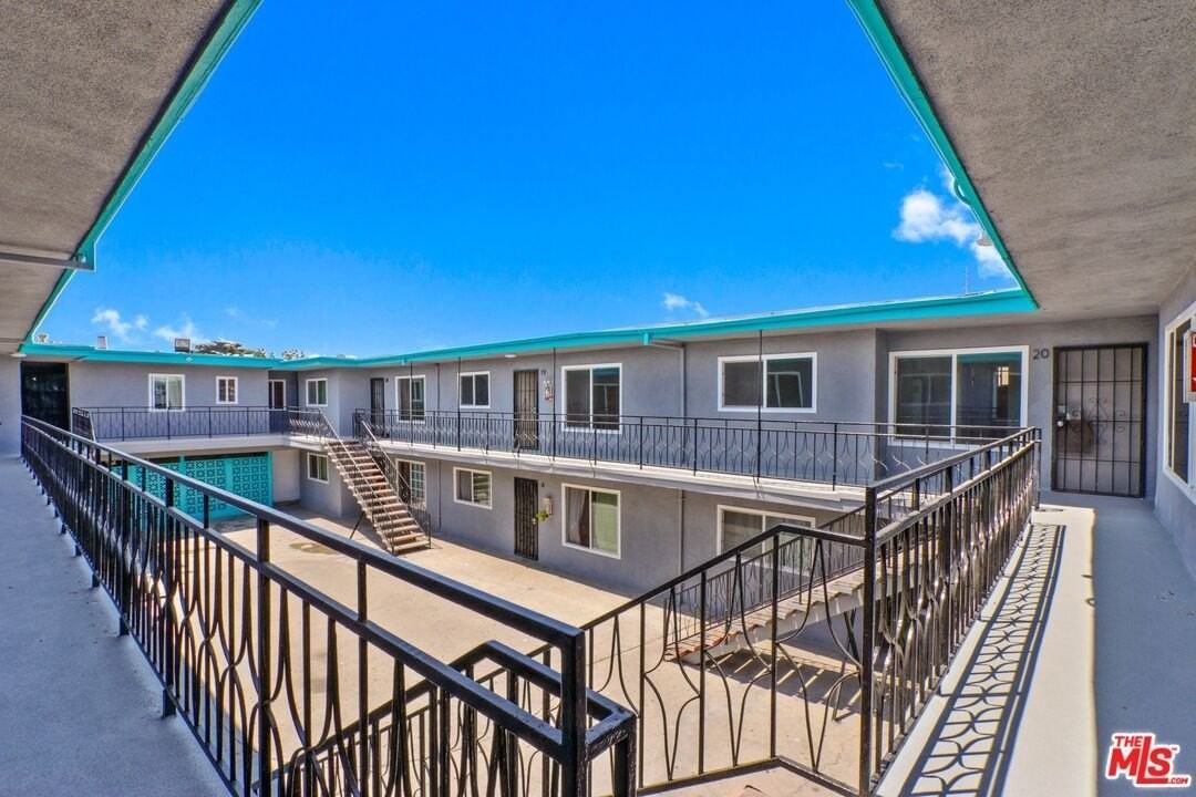 1212 W 107th St Apt 7 #7 - Photo 2 of 13