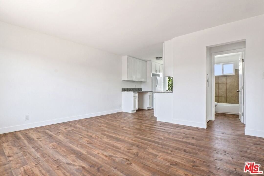 1212 W 107th St Apt 7 #7 - Photo 5 of 13