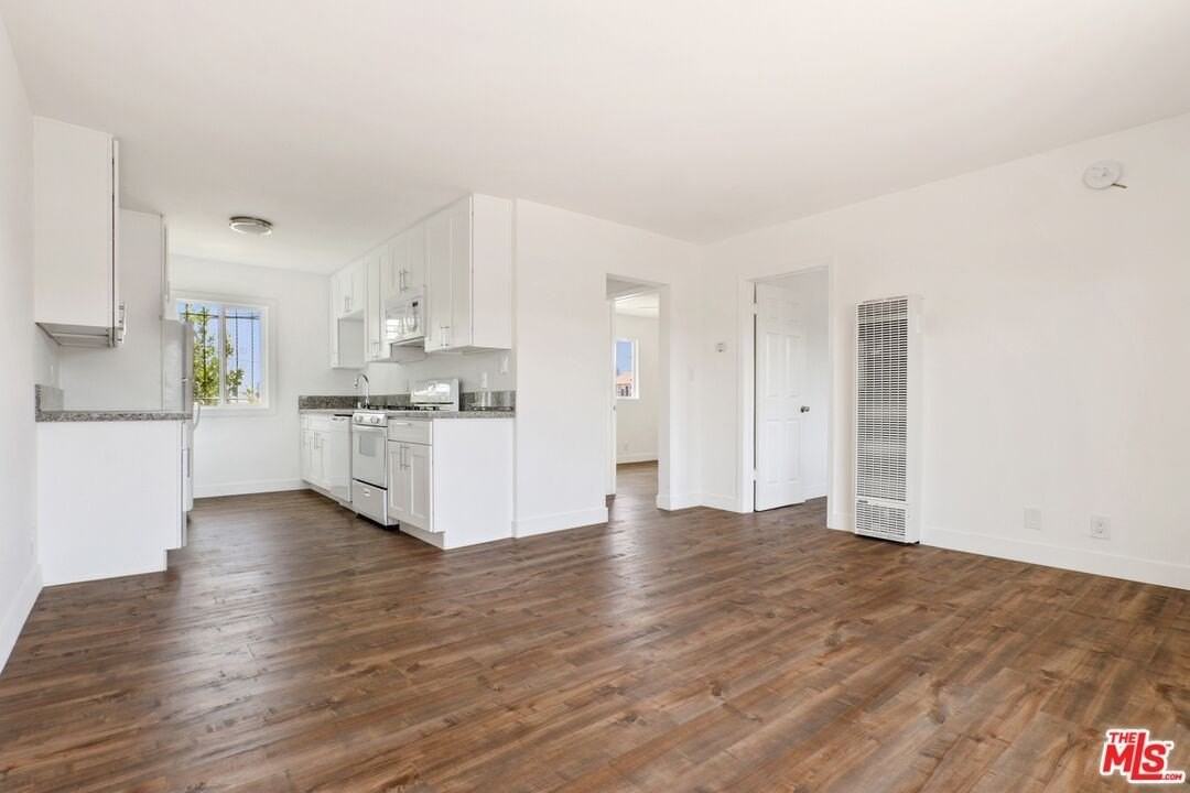 1212 W 107th St Apt 7 #7 - Photo 6 of 13