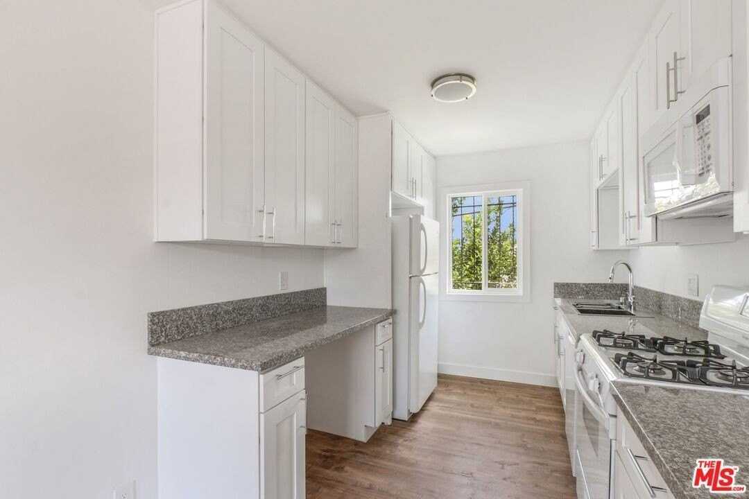 1212 W 107th St Apt 7 #7 - Photo 7 of 13