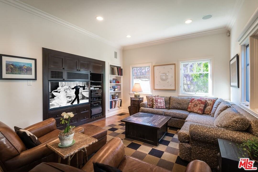 427 12th St - Photo 3 of 32