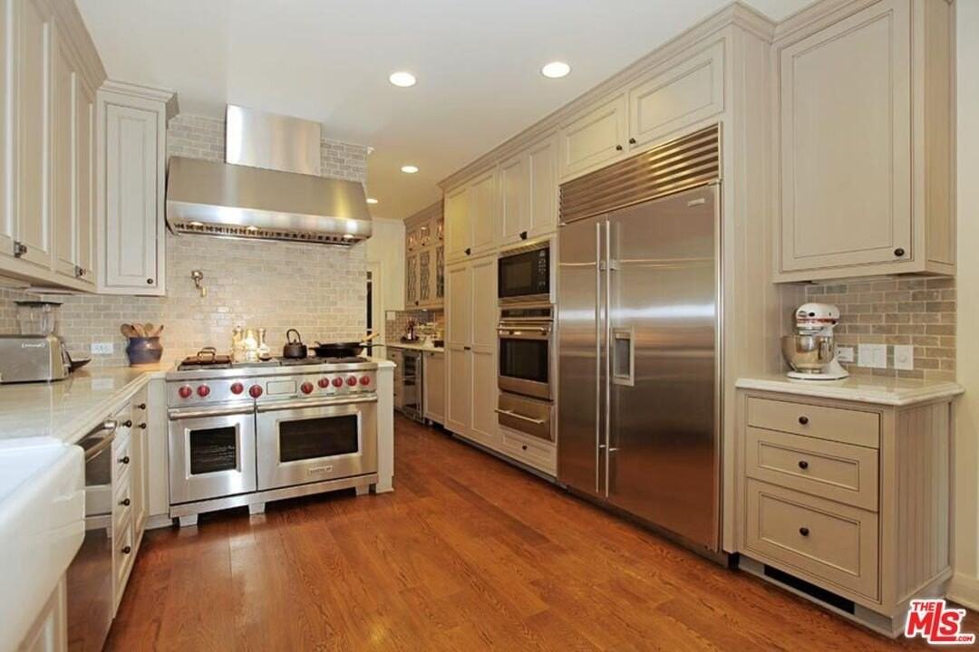 427 12th St - Photo 4 of 32