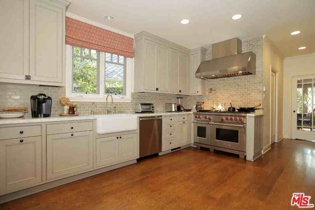 427 12th St - Photo 6 of 32