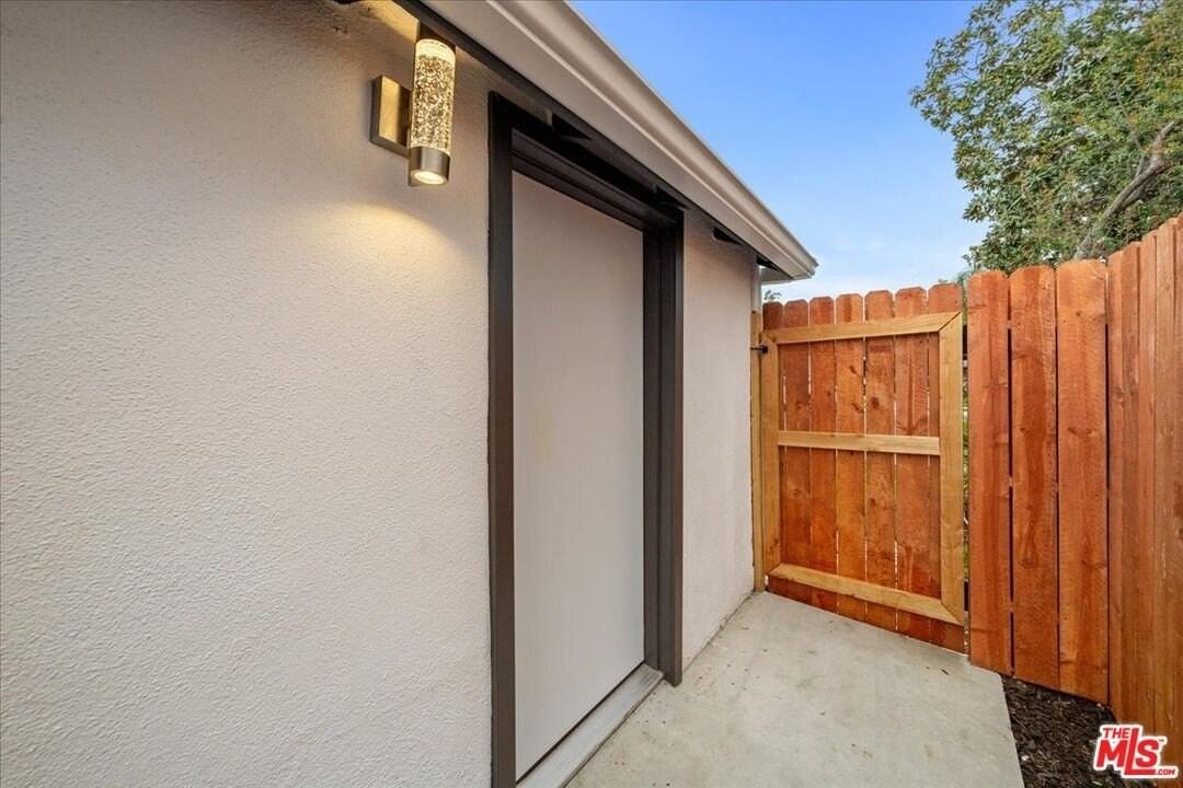 5813 Saloma Ave - Photo 4 of 10