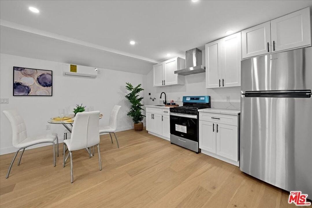 5813 Saloma Ave - Photo 5 of 10