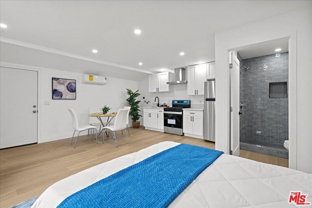 5813 Saloma Ave - Photo 7 of 10