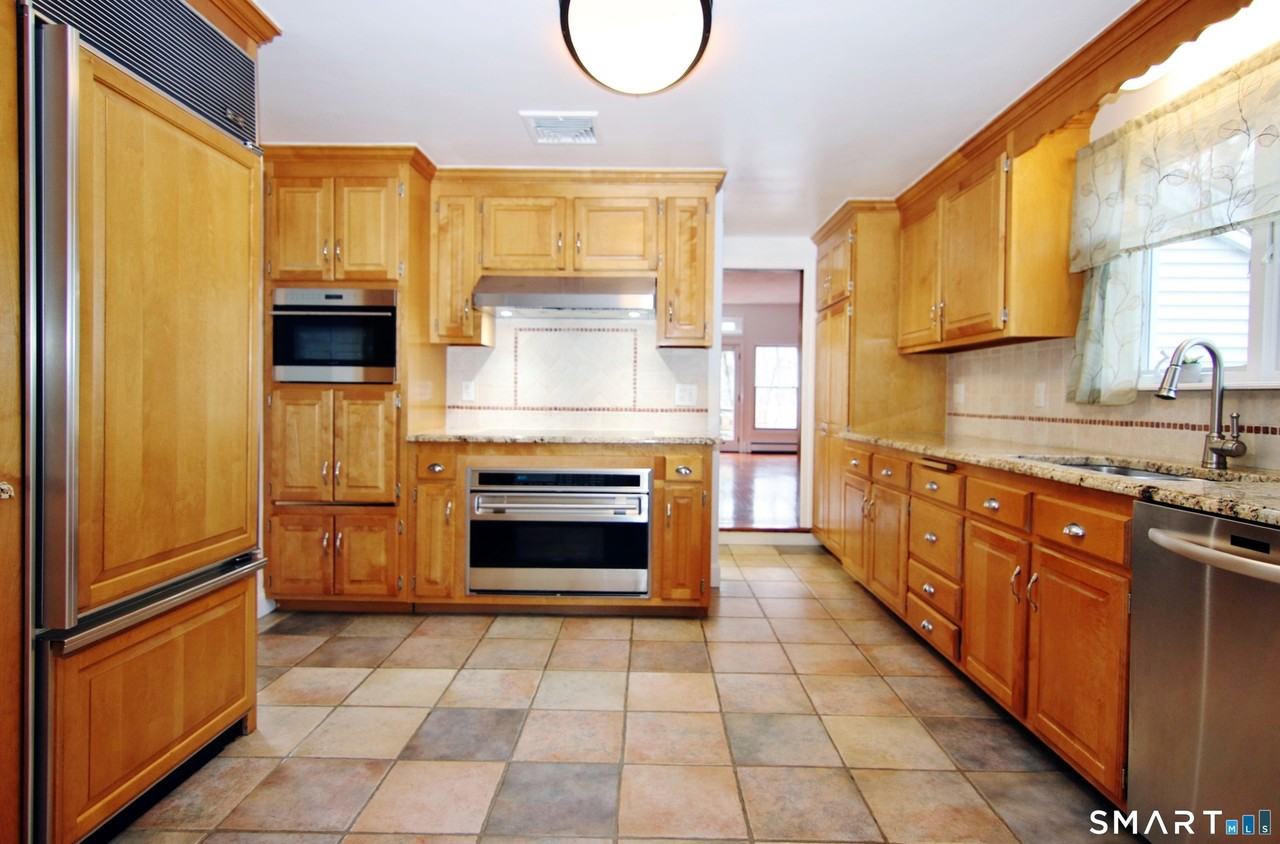 37 Glen Ave - Photo 4 of 27