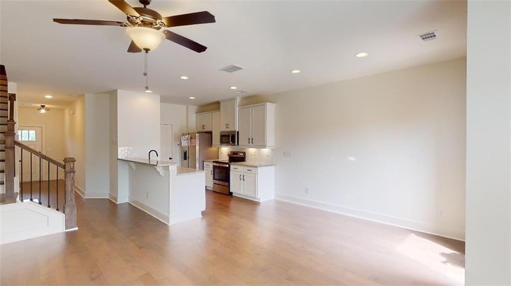 5873 Greystone Dr - Photo 4 of 35