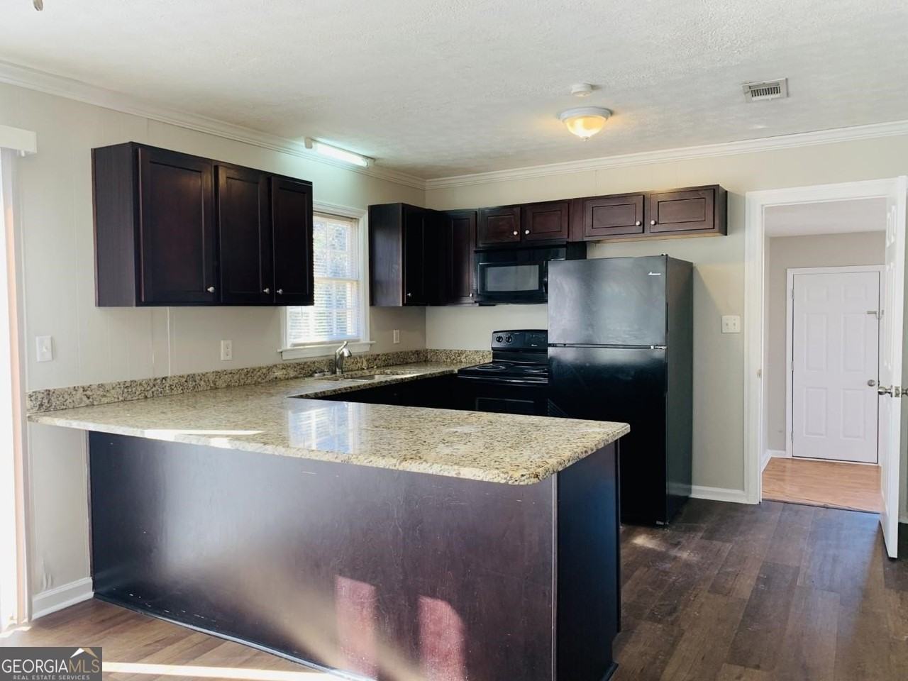 208 Laurel Ln - Photo 4 of 28