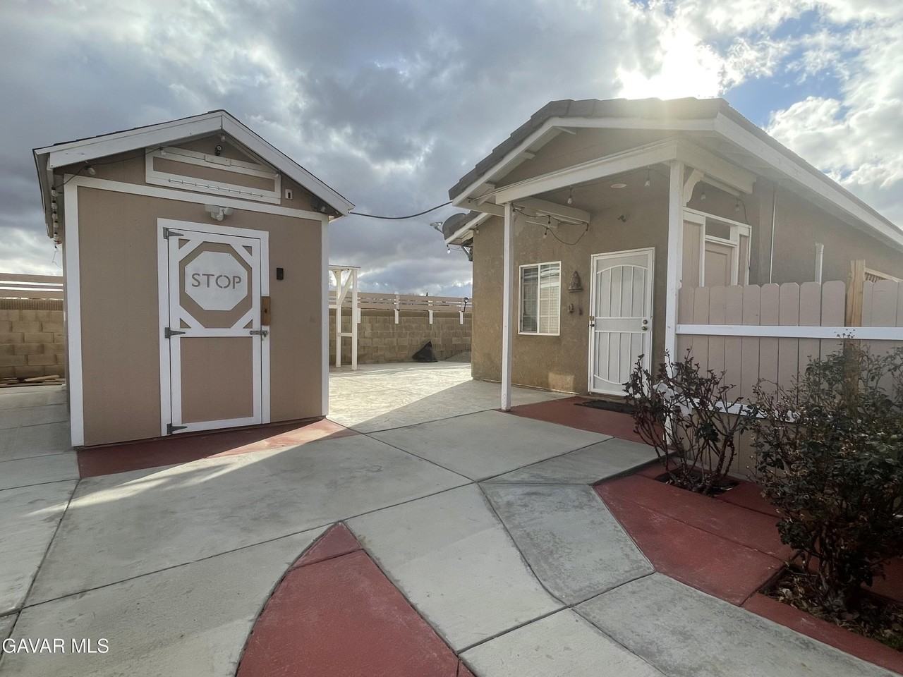 722 E Avenue E - Photo 2 of 7