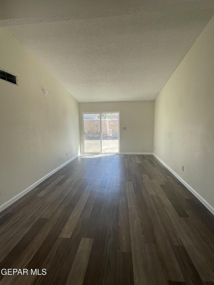 866 Barandal Dr - Photo 4 of 12