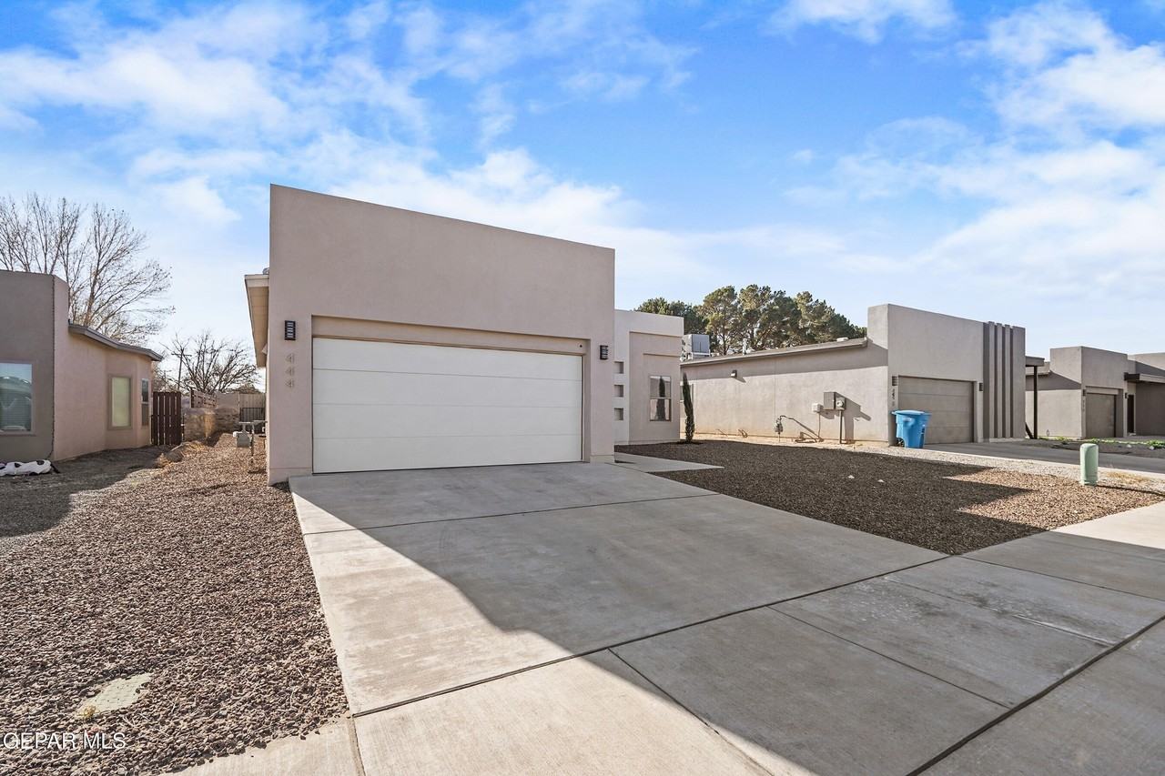 444 Deserts Dr - Photo 2 of 31