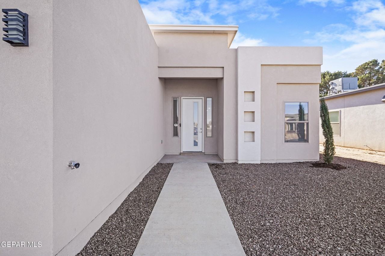 444 Deserts Dr - Photo 4 of 31