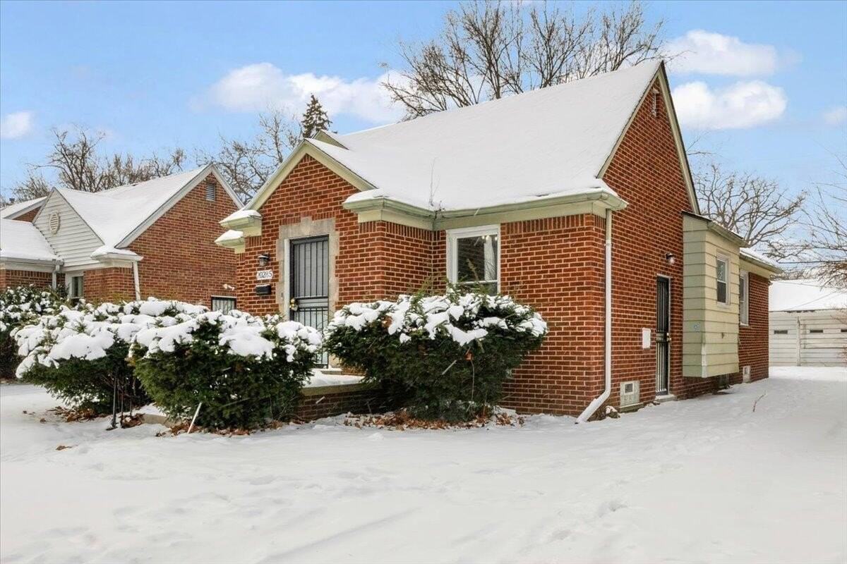 20285 Glastonbury Rd - Photo 2 of 26