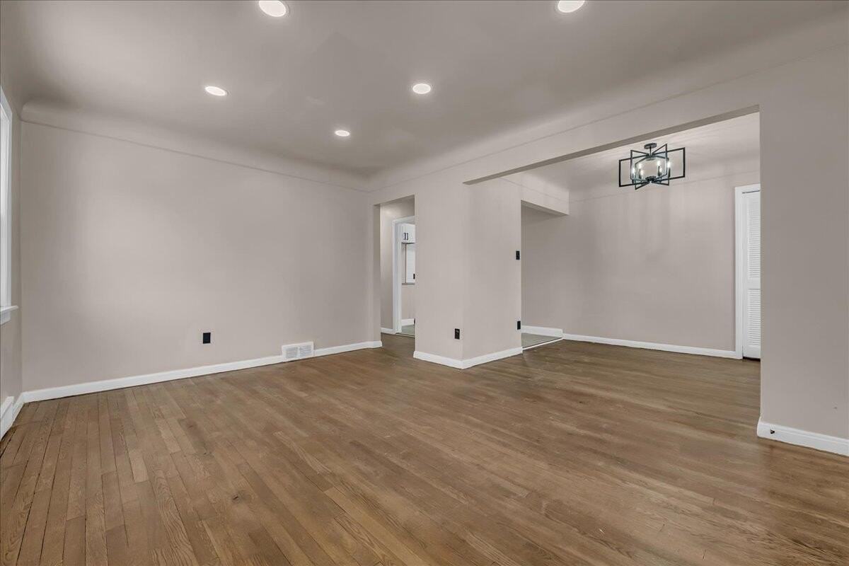 20285 Glastonbury Rd - Photo 5 of 26