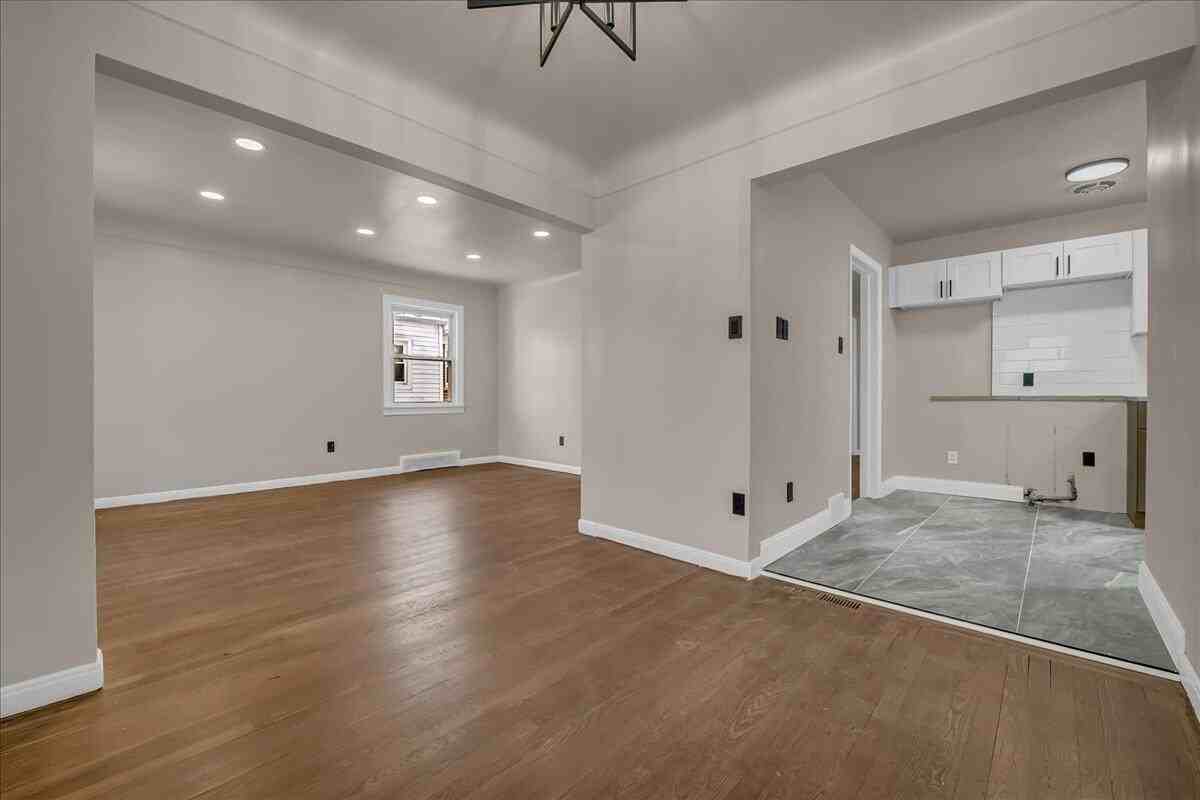 20285 Glastonbury Rd - Photo 6 of 26