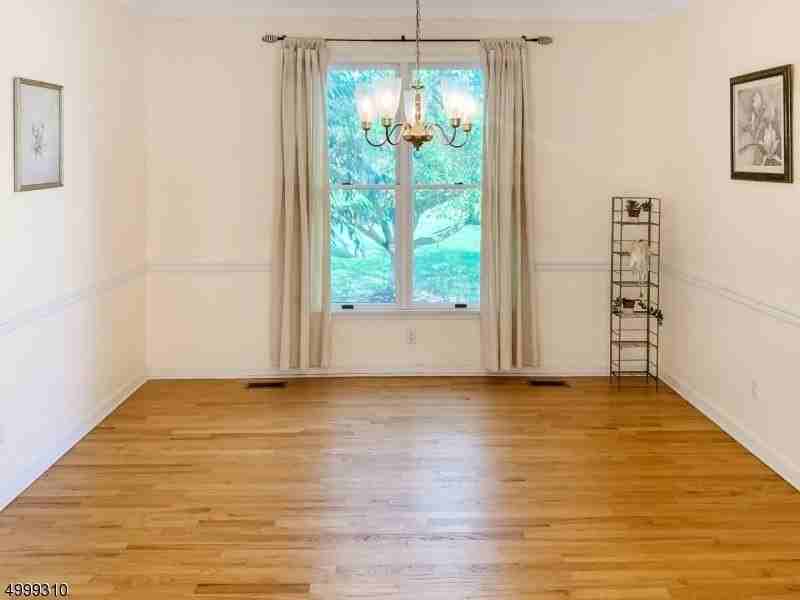 9 Colonial Ct - Photo 5 of 25