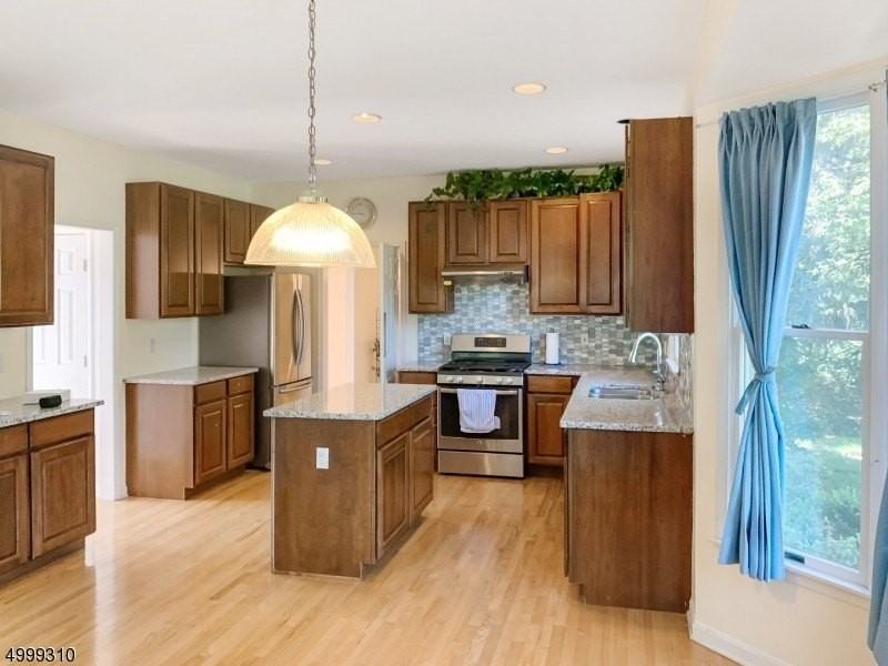 9 Colonial Ct - Photo 6 of 25