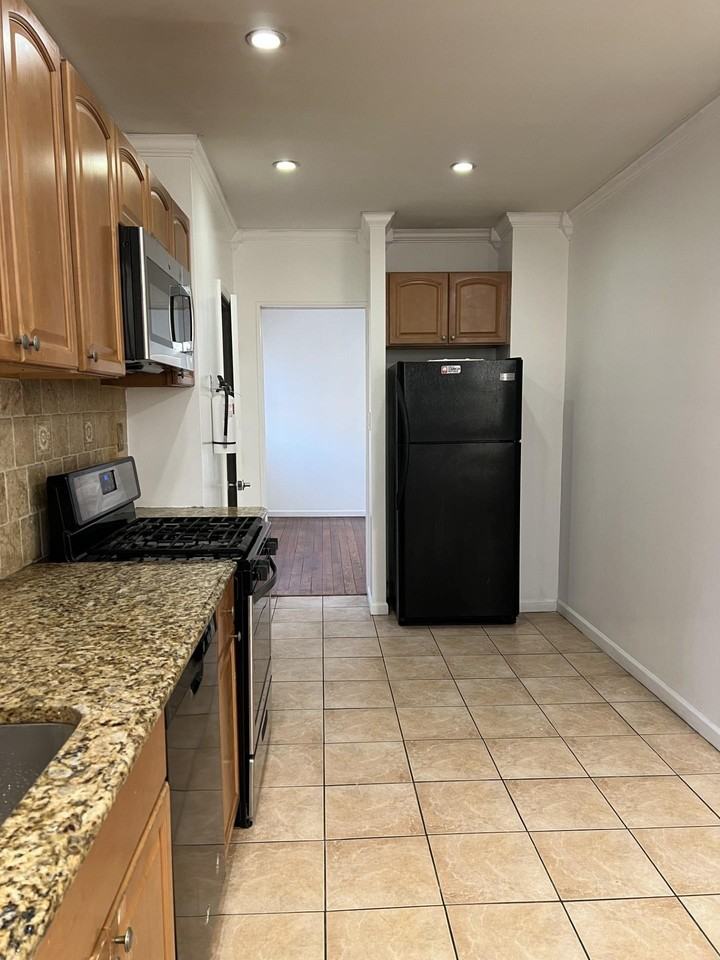 1408 5TH ST 5TH ST #3 - Photo 4 of 9