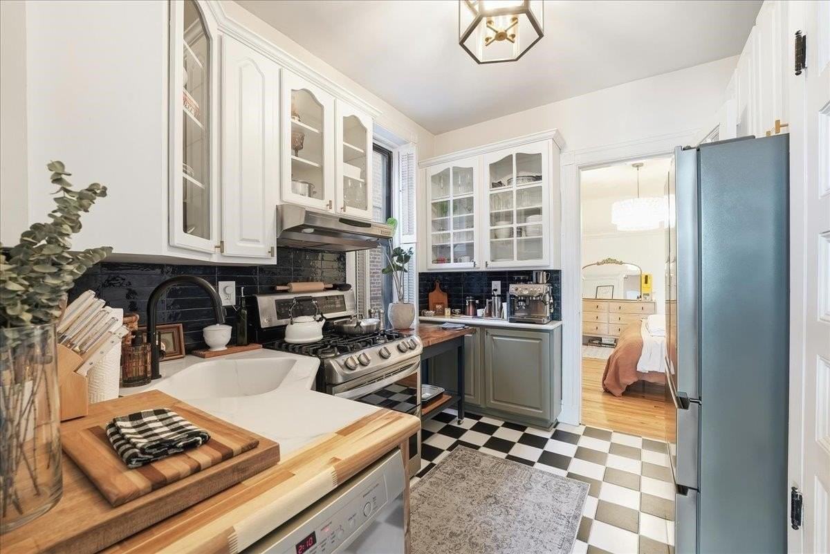 1114 Park Ave #5L - Photo 6 of 21