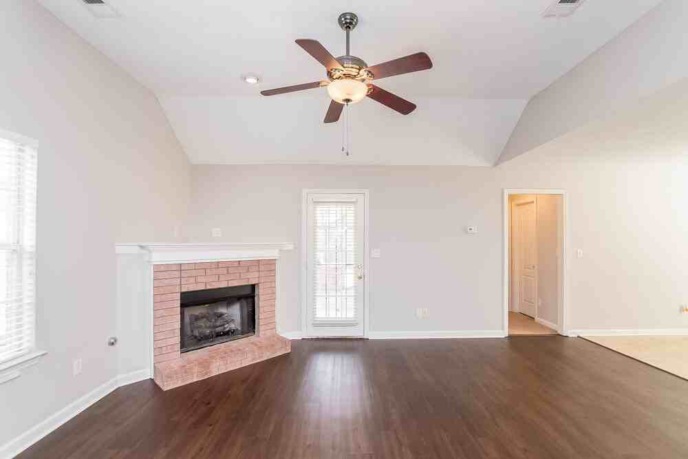 1106 Cross Wood Ln - Photo 2 of 15