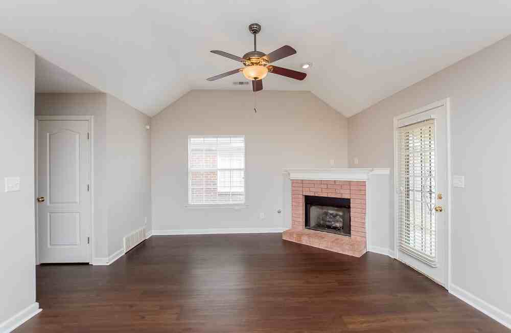 1106 Cross Wood Ln - Photo 4 of 15