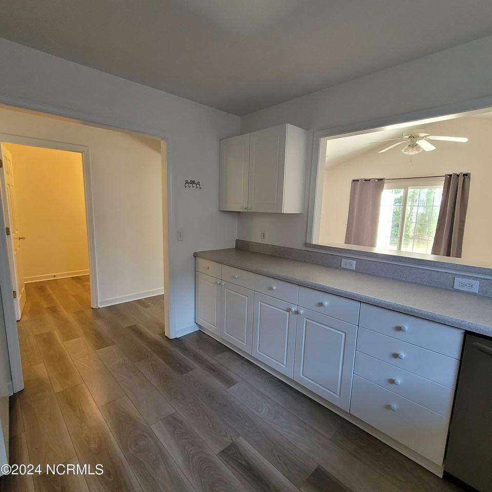 426 Foxwood Ln - Photo 7 of 28