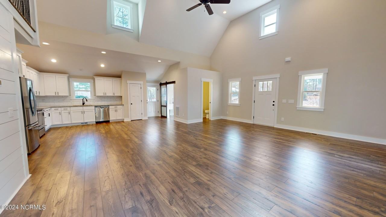 142 Edgewater Dr - Photo 7 of 28