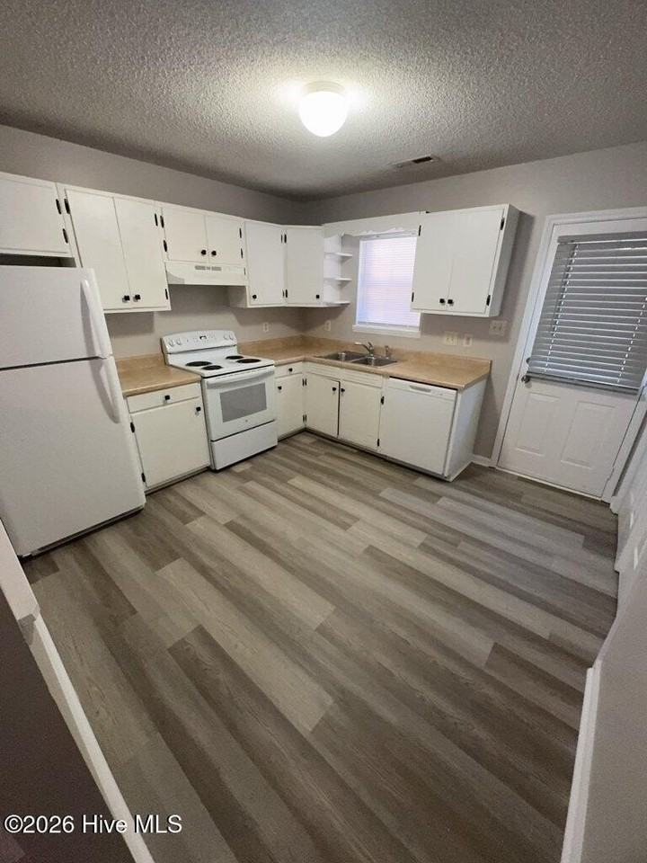 106 Easy St - Photo 3 of 11