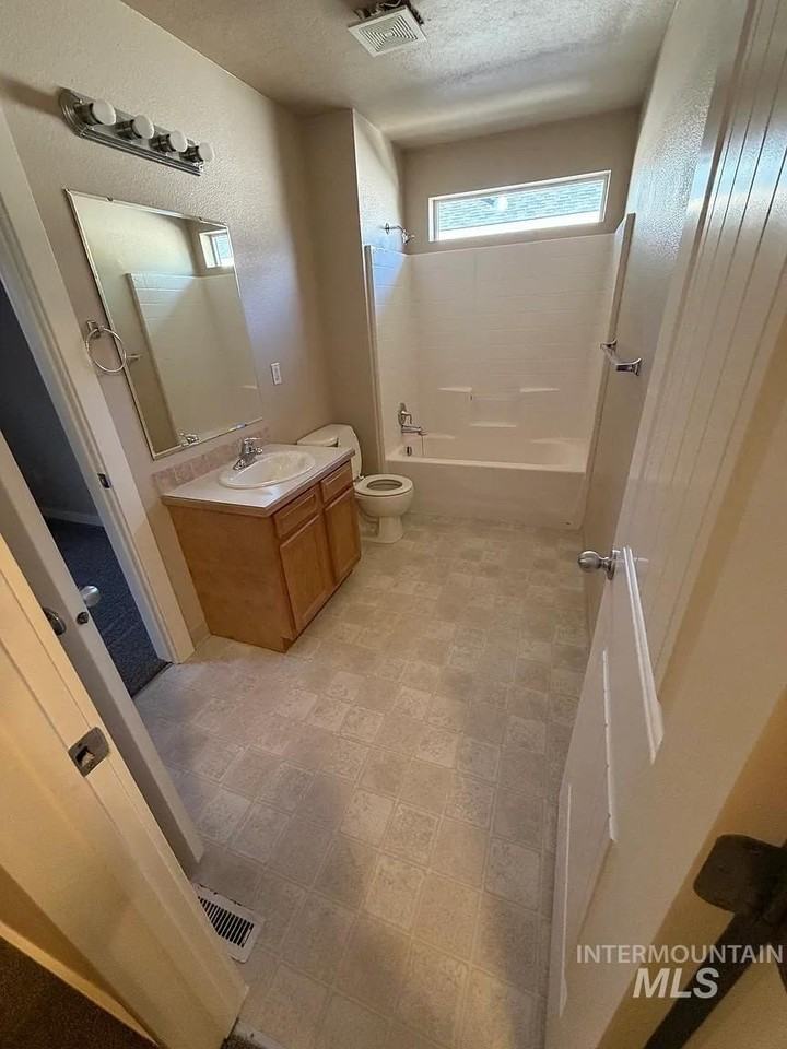 4826 W Douglas Ln - Photo 3 of 8