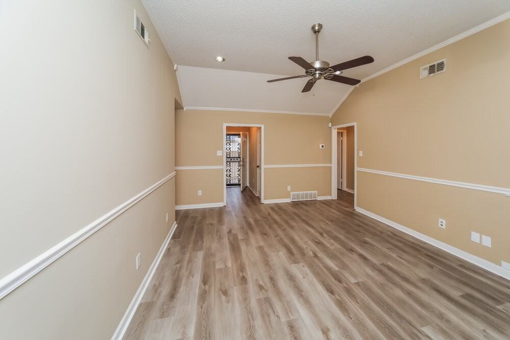 5689 Riverhead Ave - Photo 4 of 16