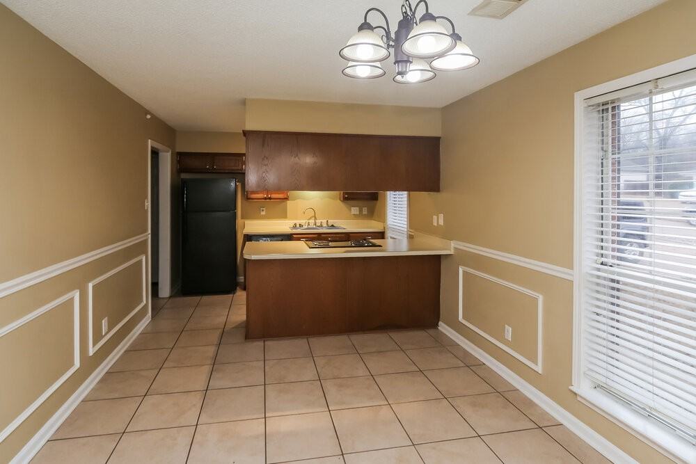 5689 Riverhead Ave - Photo 6 of 16