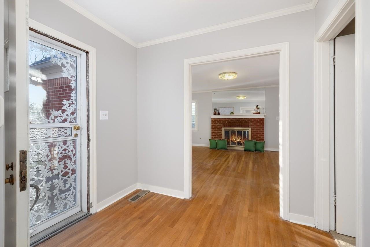 1396 Munford Ave - Photo 5 of 36