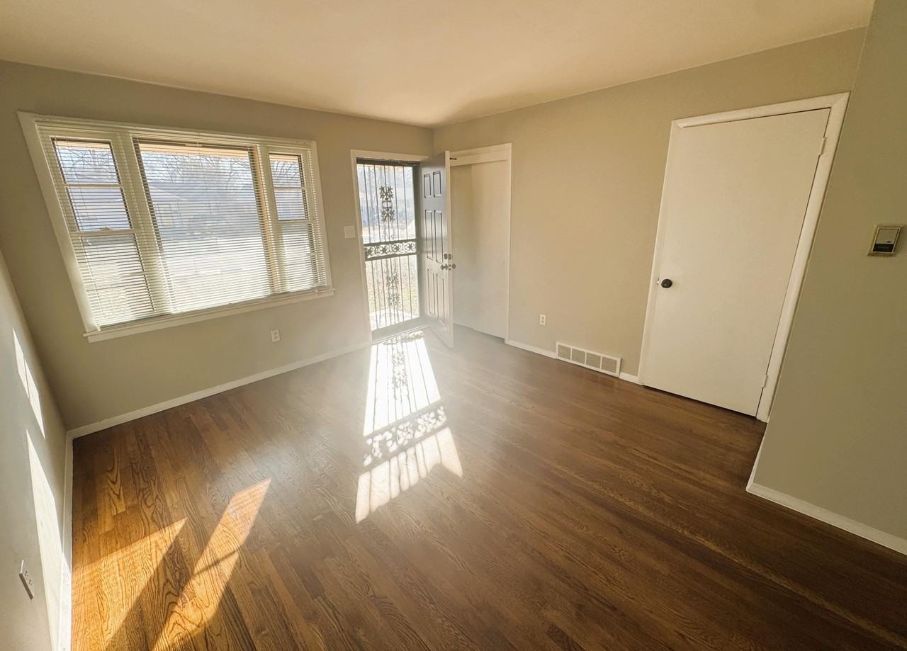 4956 Owen Ave - Photo 4 of 14