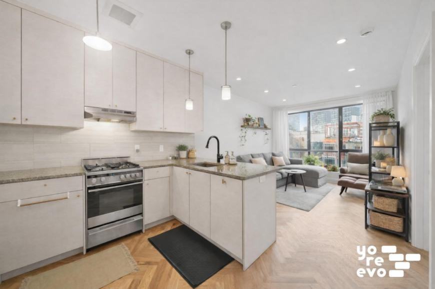 735 Bergen St - Photo 4 of 9