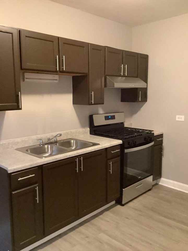 7656 S Ingleside Ave - Photo 6 of 10