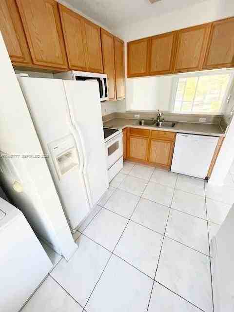 5230 Palmbrooke Cir - Photo 4 of 20