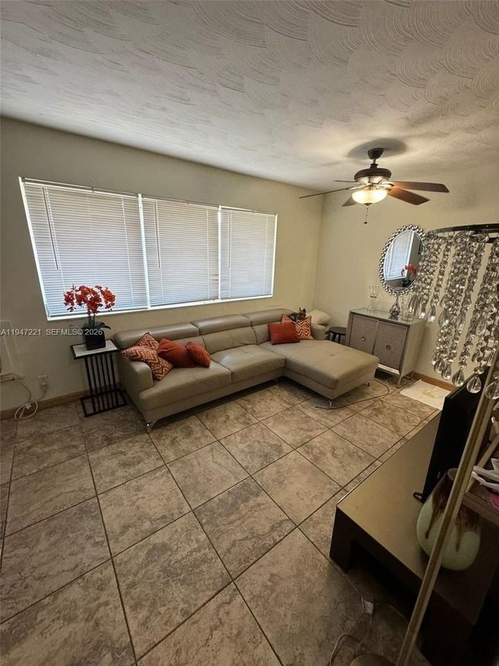 1026 Ne 9th Ave #2 - Photo 4 of 12