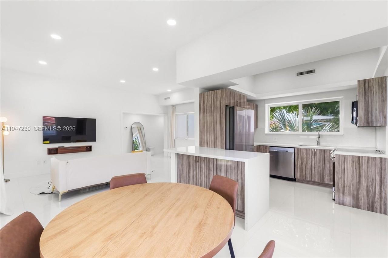 1581 Normandy Dr - Photo 6 of 20