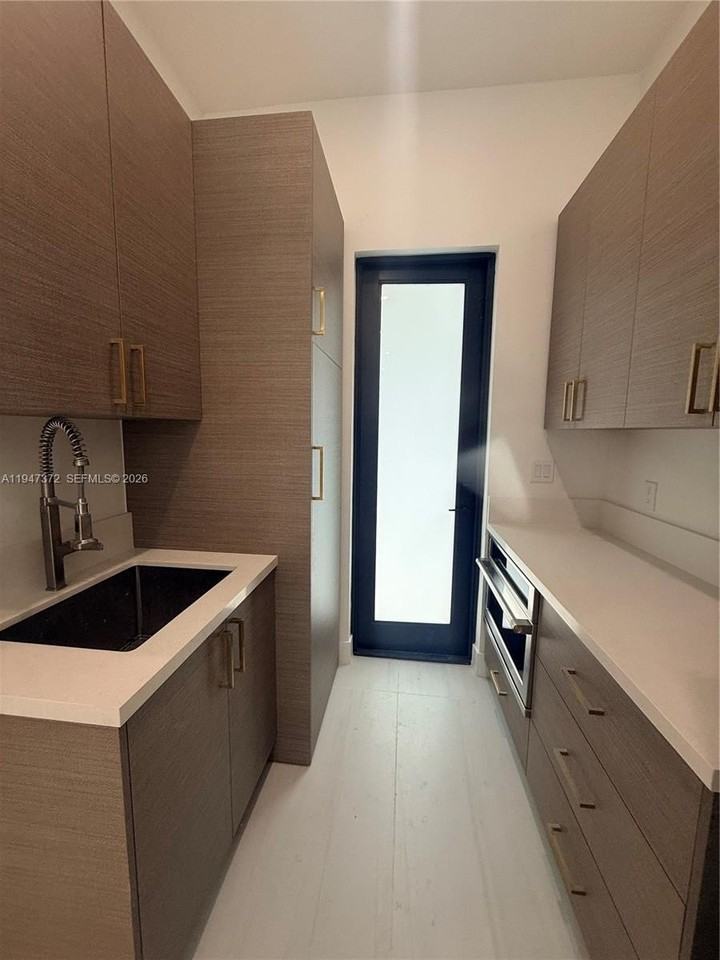 9500 Sw 25th Dr #EFF - Photo 7 of 9