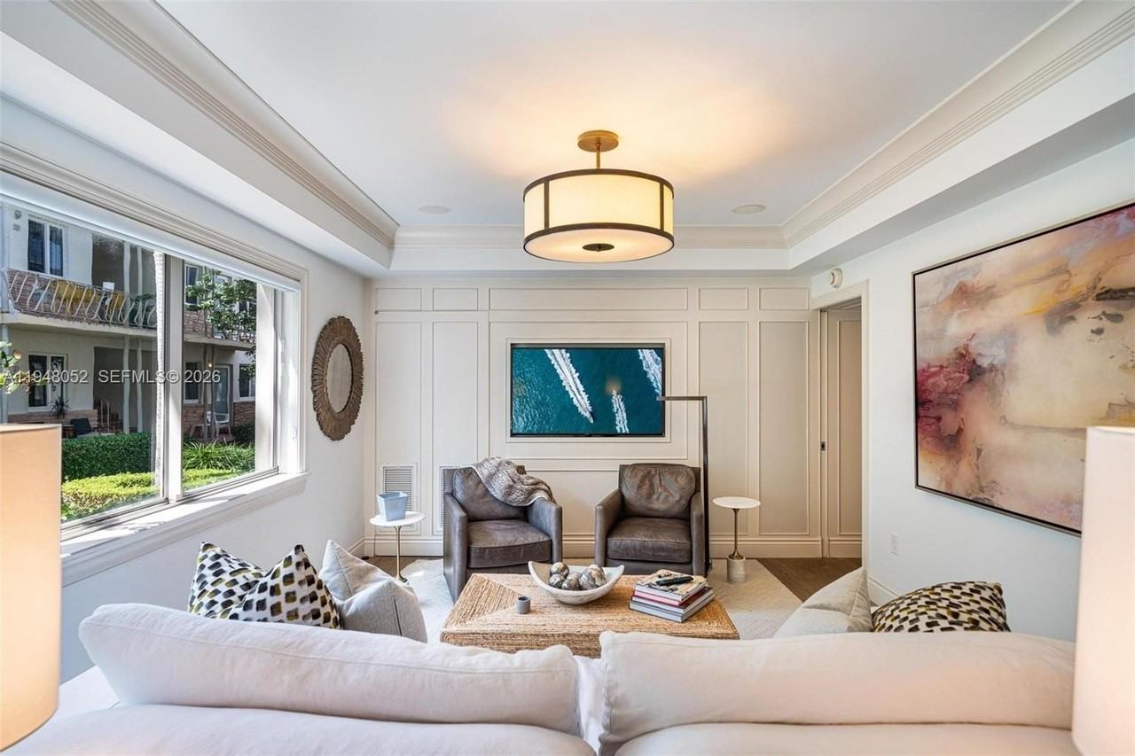 1130 Venetian Way #1E - Photo 4 of 32