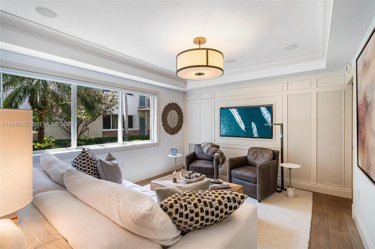 1130 Venetian Way #1E - Photo 5 of 32